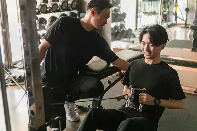 トレーニング指導を受ける男性